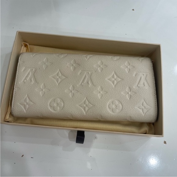 Louis Vuitton Wallet & Coin Purse - Picture 3 of 3